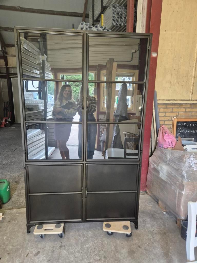 Vitrinekast Romy industrieel zwart 120 cm Cavetown, Ophalen, Met deur(en), 100 tot 150 cm, Zo goed als nieuw