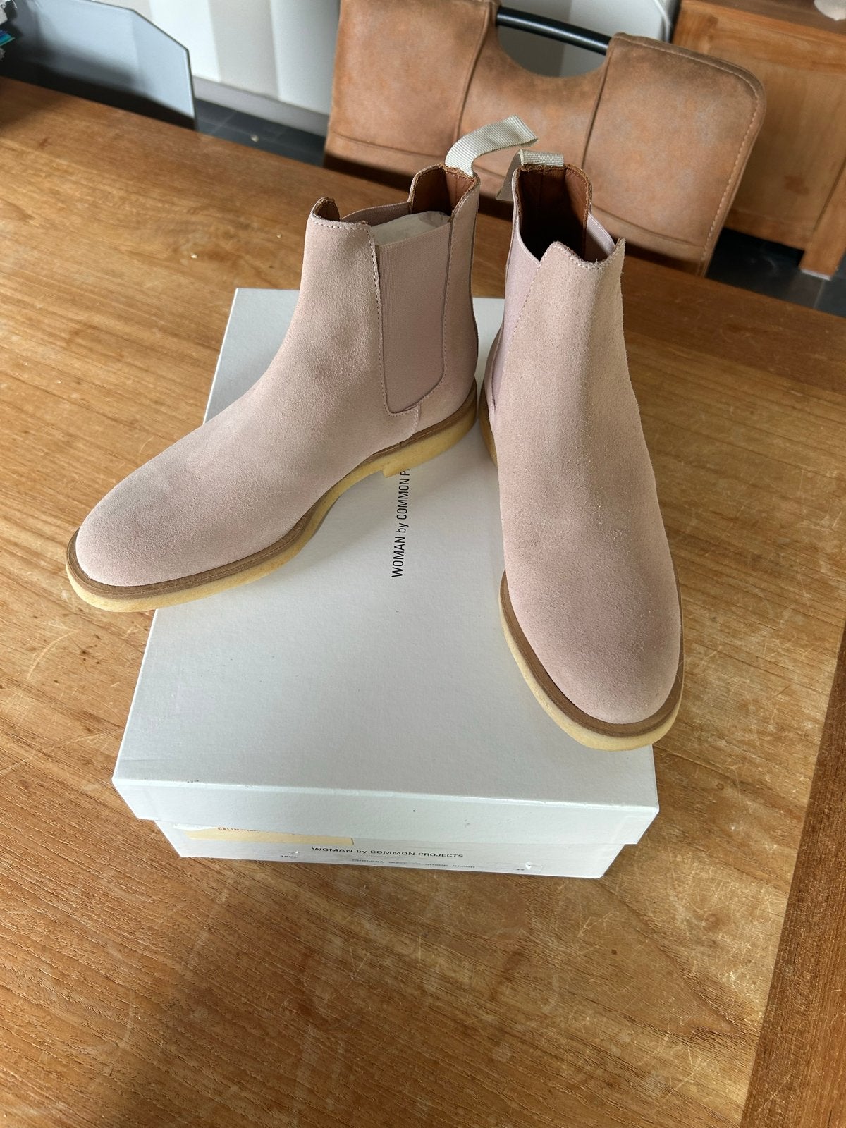 Common Projects Chelsea Boot Suede Blush - Maat 35, Ophalen of Verzenden, Nieuw, Roze, Lage of Enkellaarzen
