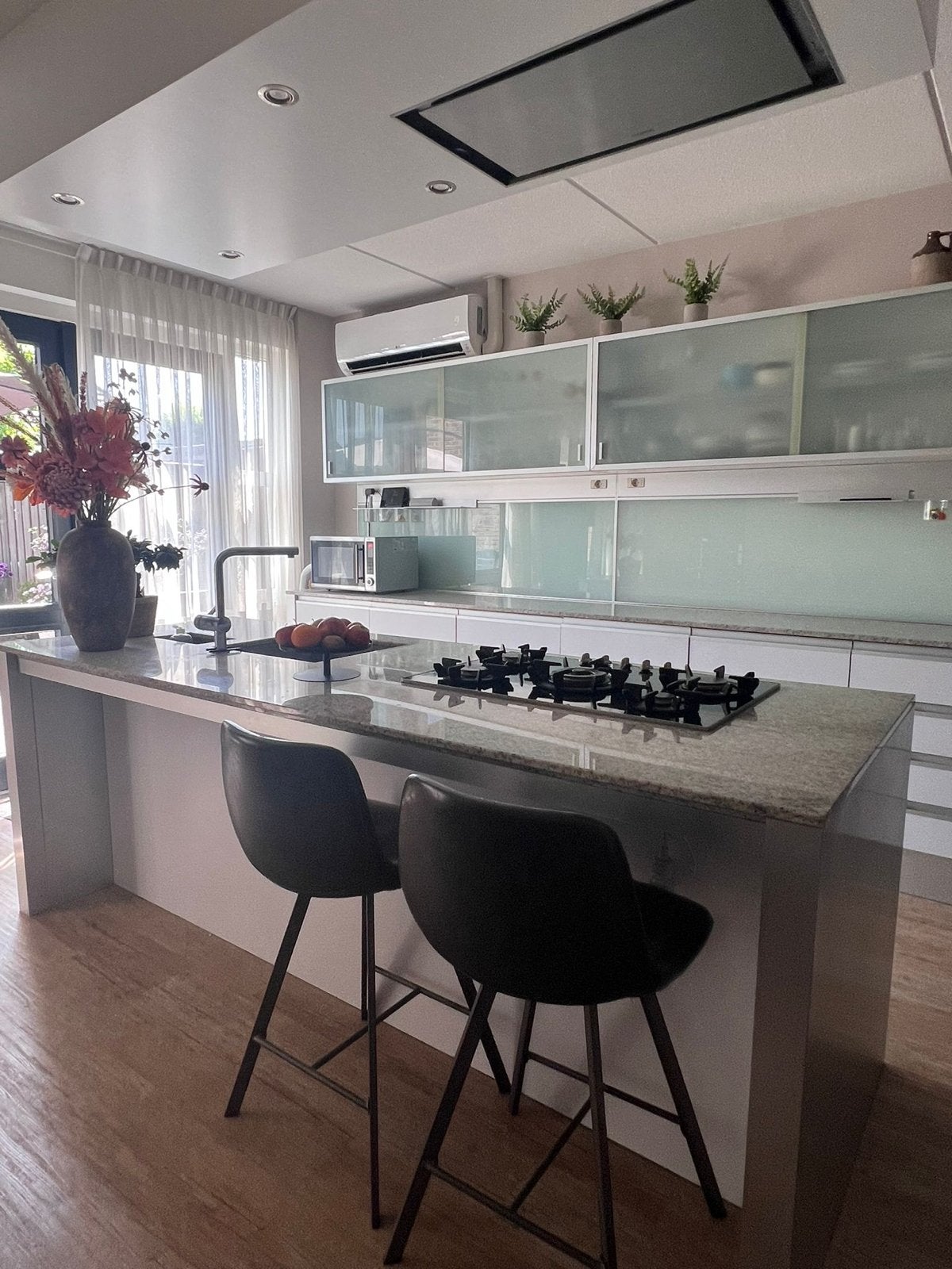Complete moderne keuken met kookeiland en Miele apparatuur, Ophalen, U-keuken, Wit, Graniet of Steen