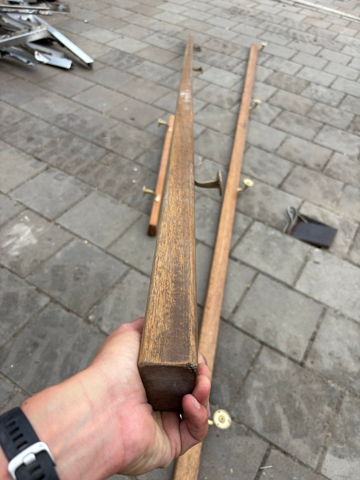 Twee hardhouten trapleuningen 3,6m met beugels, Doe-het-zelf en Verbouw, Ladders en Trappen, Ophalen, Gebruikt, Trap, 2 tot 4 meter