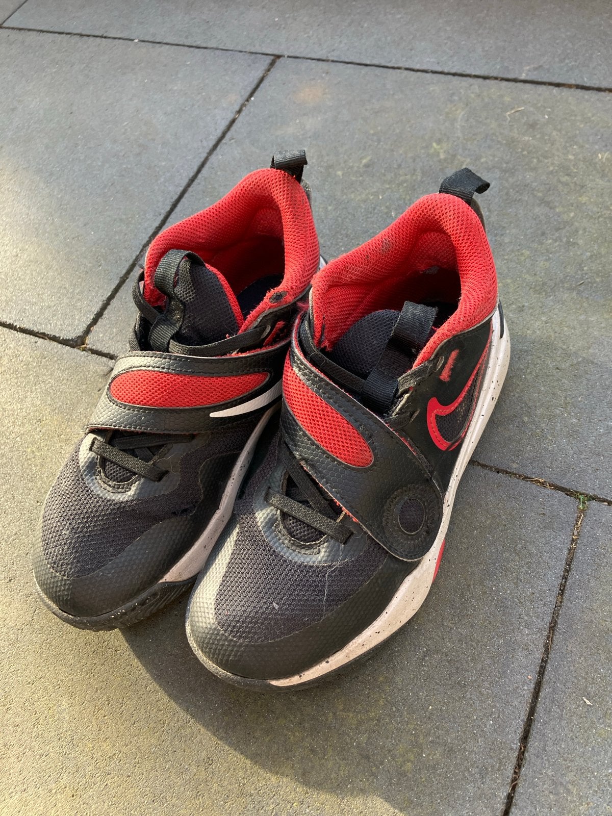 Nike sportschoenen zwart/rood maat 32, Kinderen en Baby's, Kinderkleding | Schoenen en Sokken, Ophalen of Verzenden, Gebruikt
