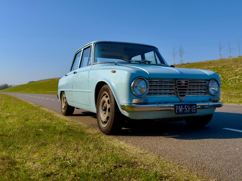 Zeer snelle Giulia 1300, rauwe resto-mod, veel karakter 1965, Achterwielaandrijving, Zwart, 4 cilinders, Blauw