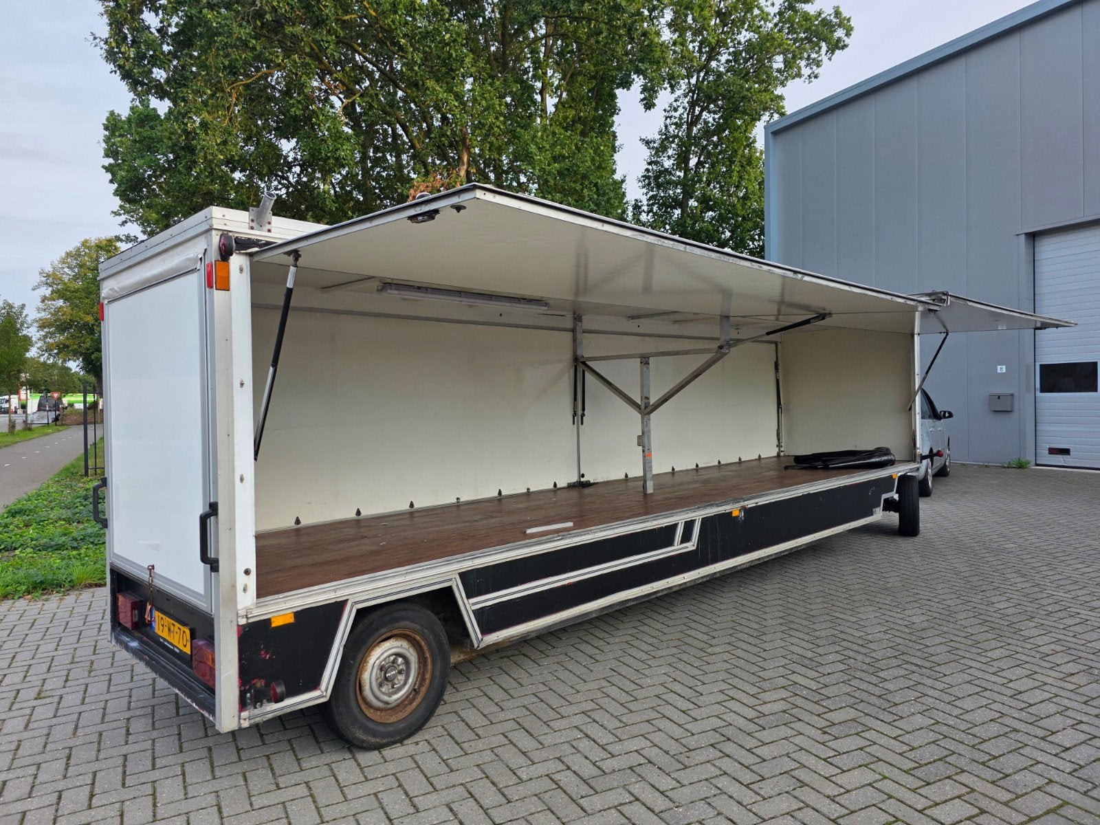 nette verkoopwagen/marktwagen 8 meter lang met NIEUWE MOVER, Ophalen