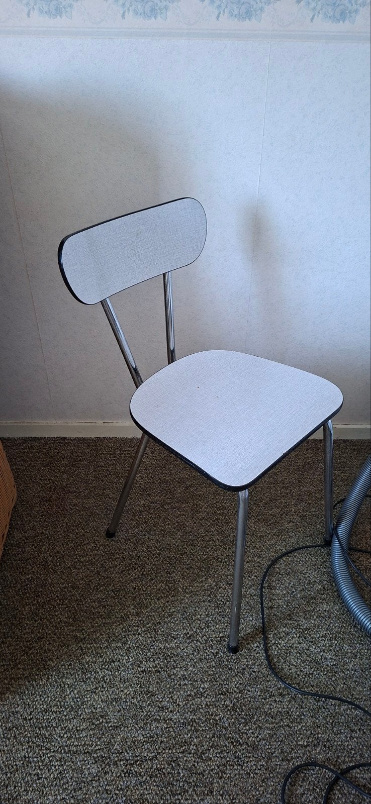 Vintage stoel "formica" metalen frame en lichte bekledin, Huis en Inrichting, Ophalen, Gebruikt, Vintage, Retro, Metaal