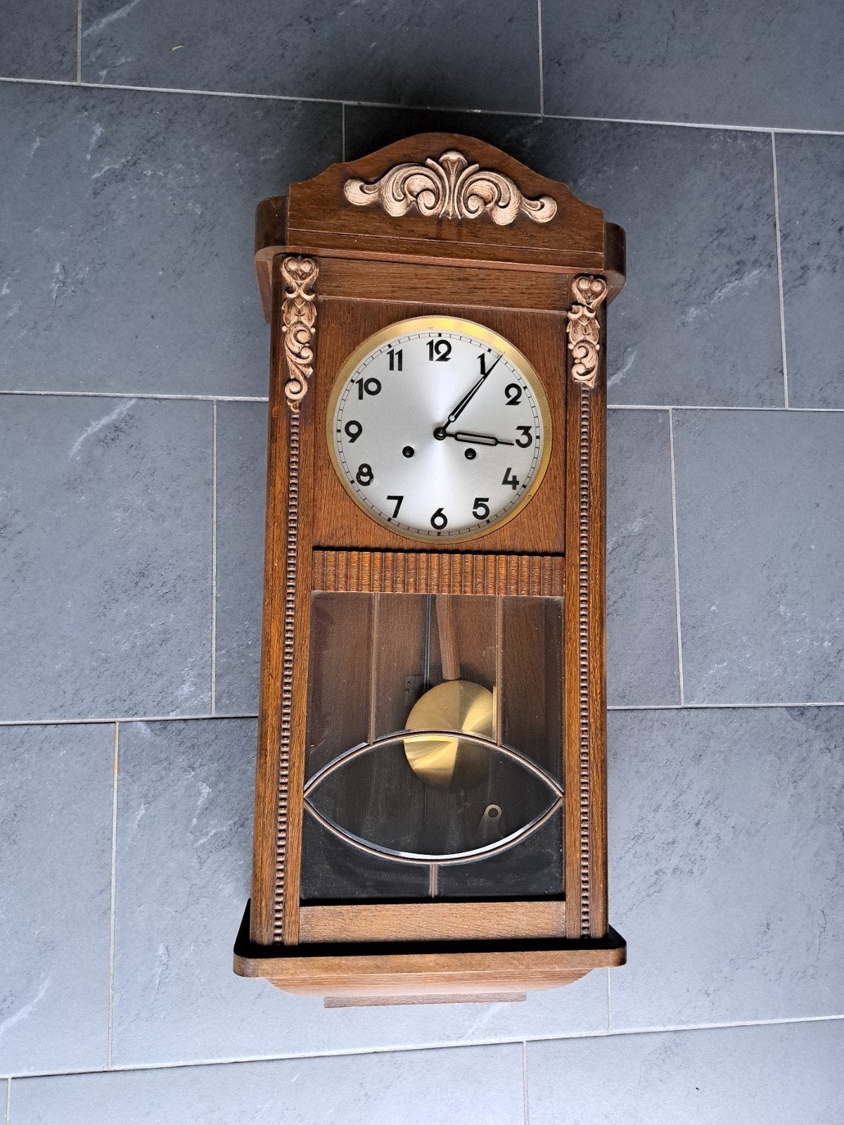 Klassieke houten wandklok, Ophalen