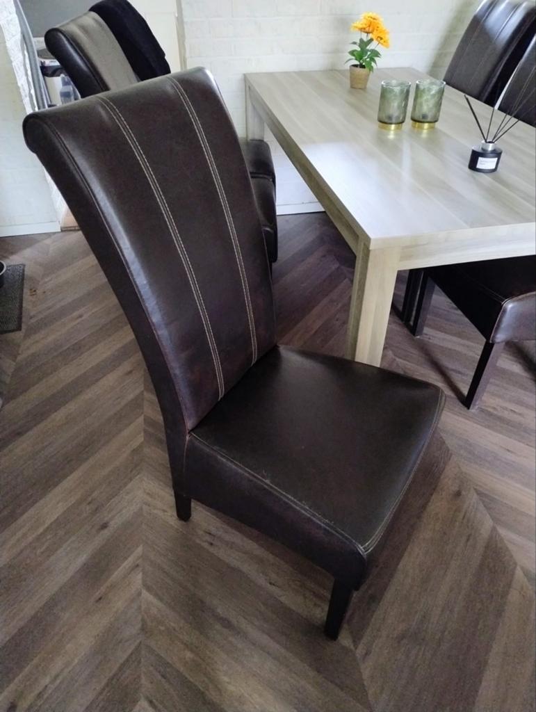 Mooie eettafel met 6 kunstleren stoelen, Huis en Inrichting, Complete eetkamers, Ophalen, Gebruikt, 4 tot 6 stoelen