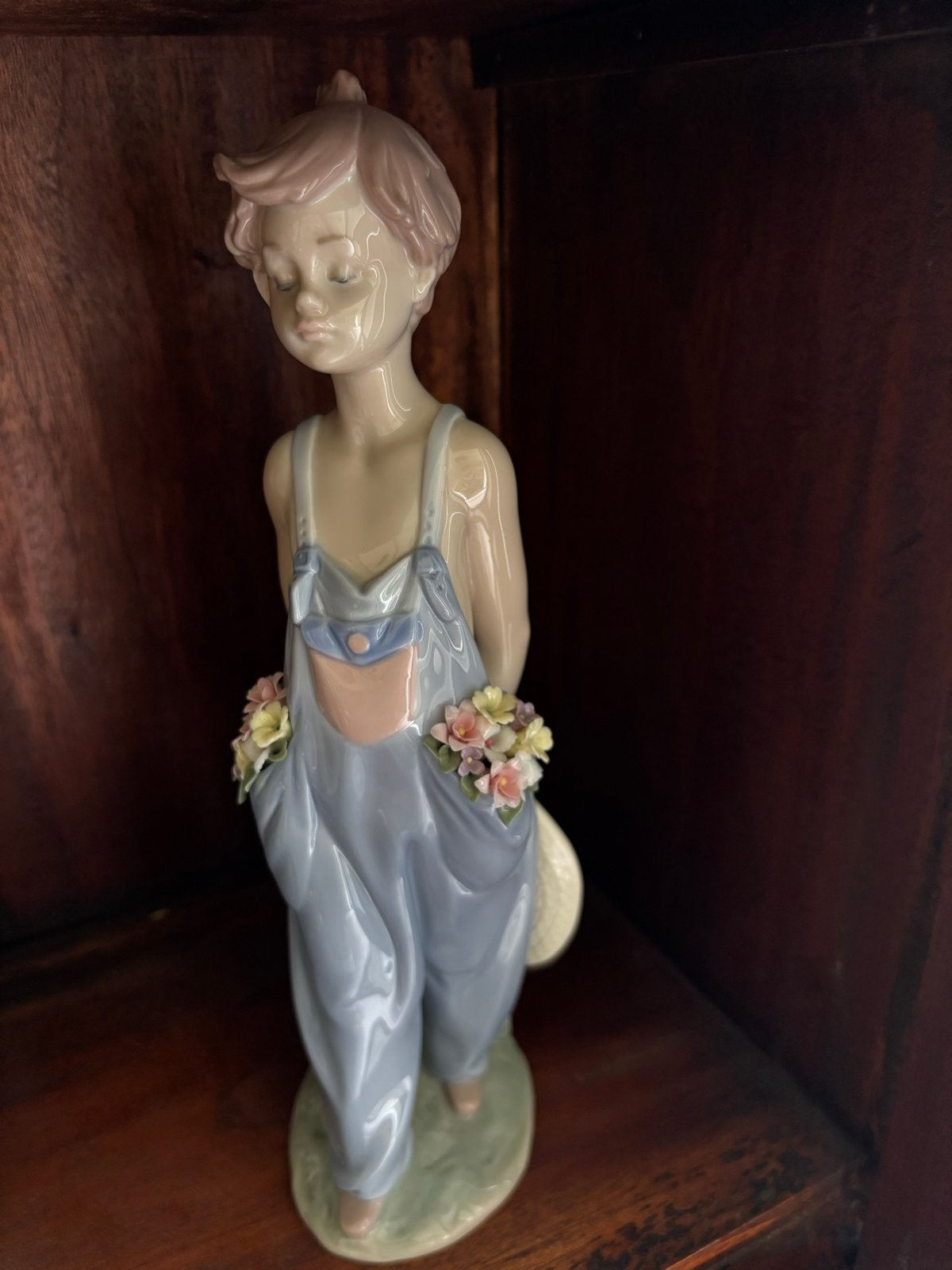 Lladro beeldje jongen met bloemen en hoed, Ophalen of Verzenden, Zo goed als nieuw, Mens