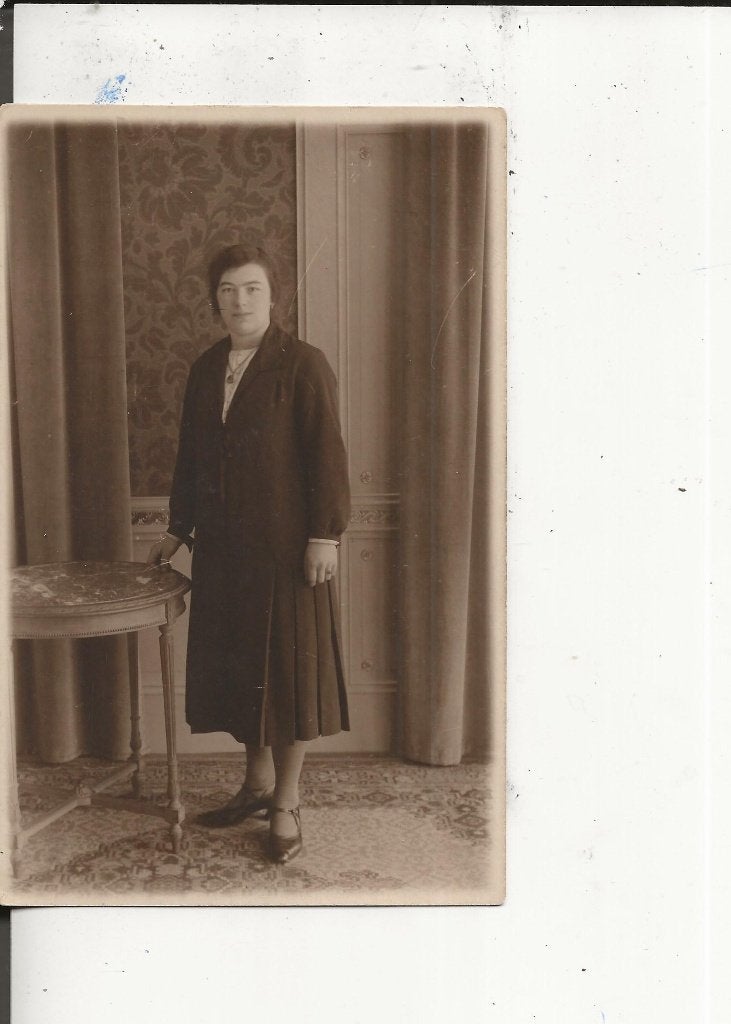 Loosduinen Jonge  Vrouw poseert bij tafeltje Fotokaart, Verzamelen, Ophalen of Verzenden, Voor 1920, Ongelopen, Zuid-Holland