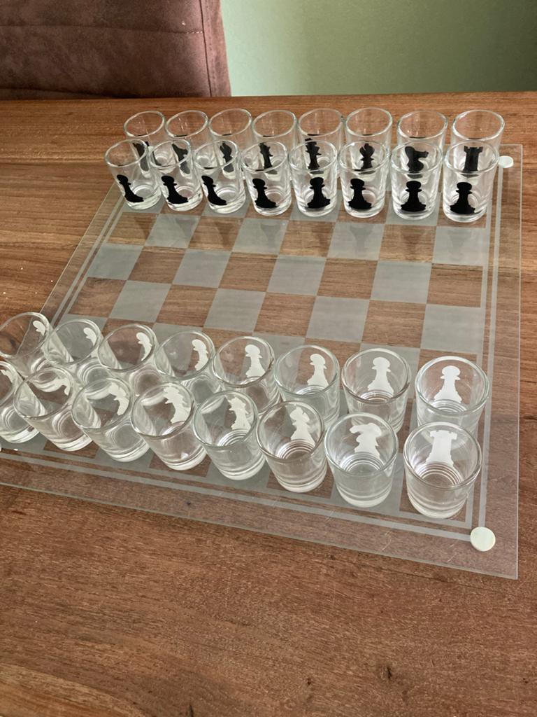 Glazen schaakspel met shotglaasjes - Oud maar ongebruikt, Verzamelen, Ophalen of Verzenden, Zo goed als nieuw, Overige typen