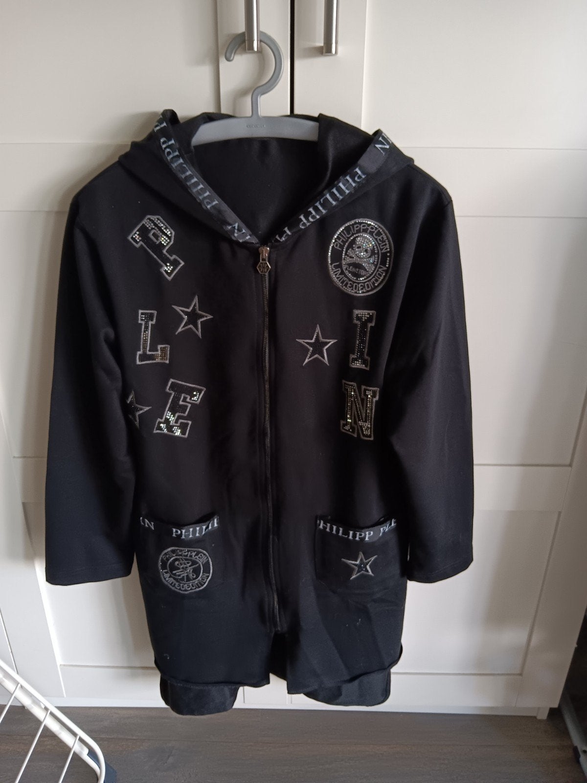 Philipp Plein hoodie met rits en applicaties, Maat 38/40 (M), Zwart, Ophalen of Verzenden, Gedragen