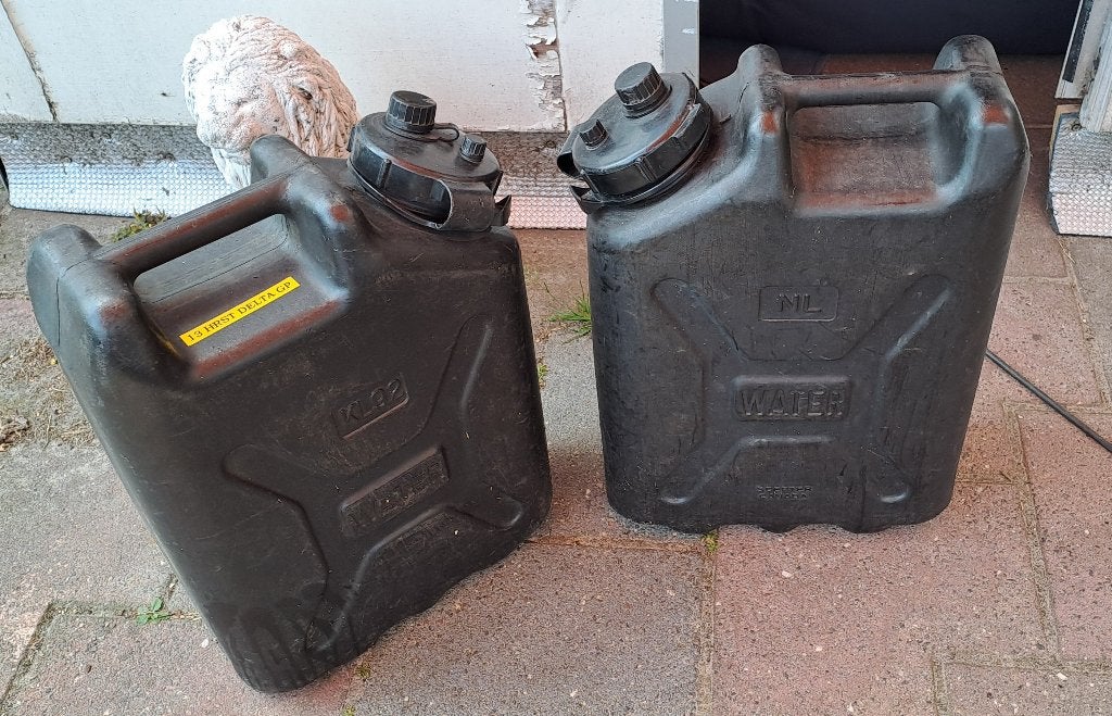 2 X Jerrycan 20 liter Koninklijke Nederlandse Landmacht, Kunststof, Landmacht, Ophalen of Verzenden, 20 liter jerrycans