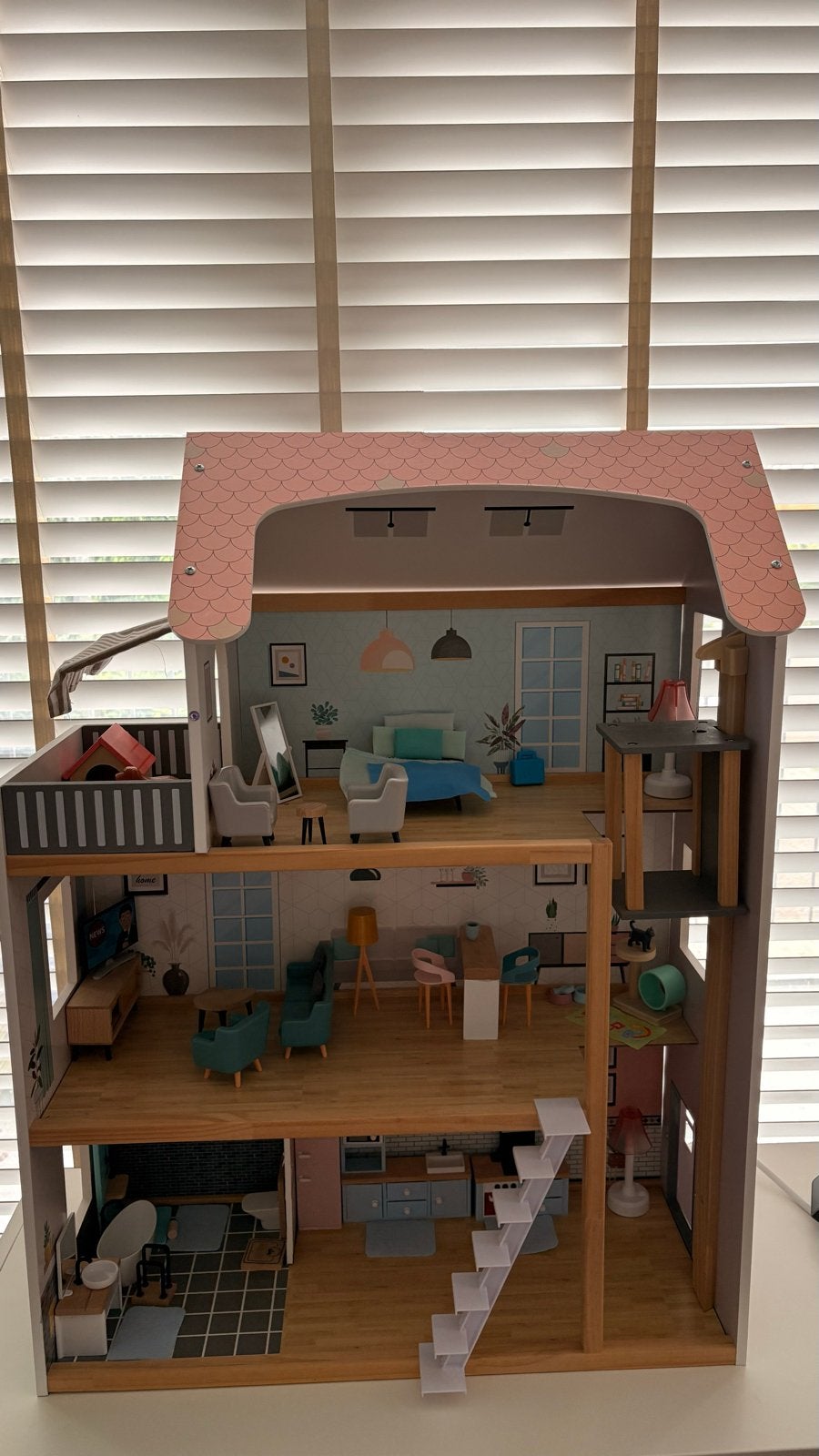 Groot en modern houten poppenhuis met meubels, Ophalen, Zo goed als nieuw, Poppenhuis