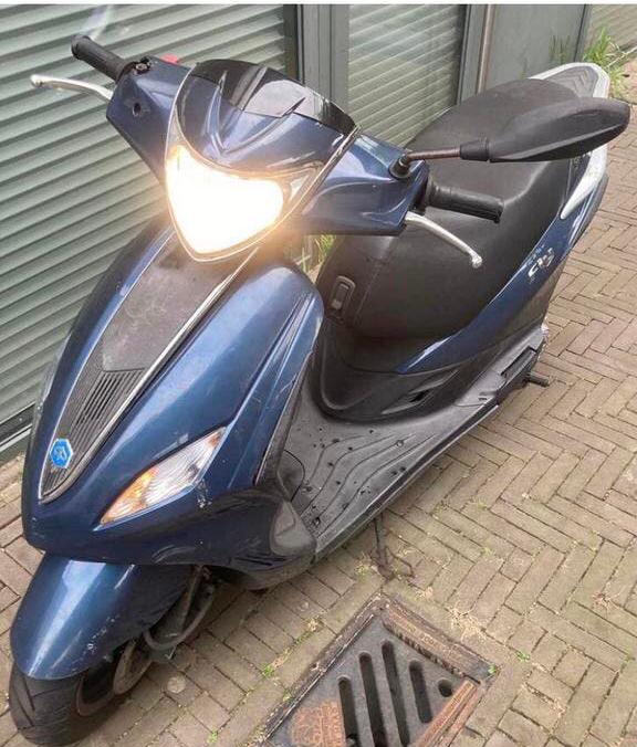 piaggio new fly 2012 brom, Fietsen en Brommers, Ophalen, Zo goed als nieuw, Benzine, Fly