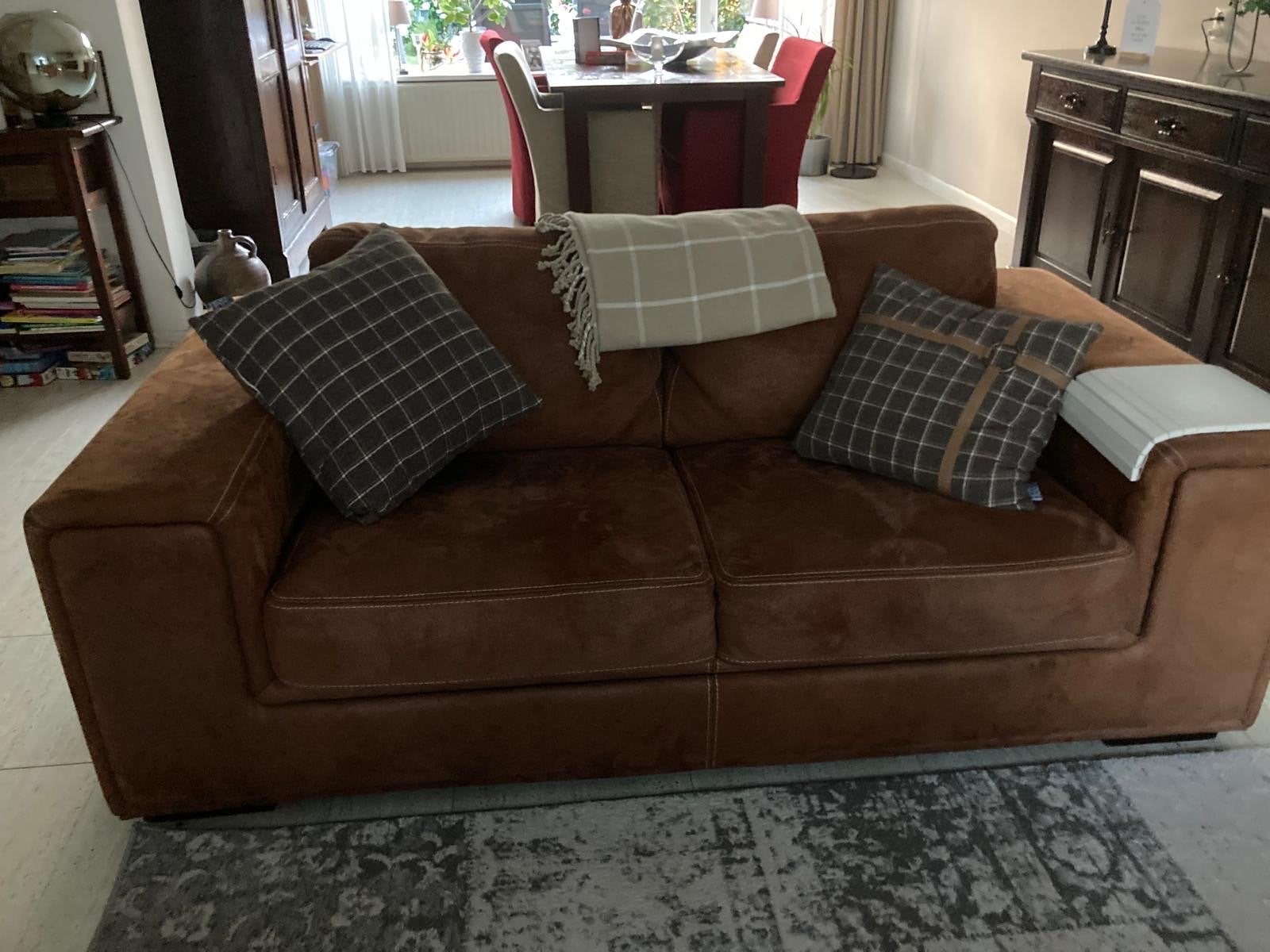GRATIS Comfortabele bruine tweezitsbank en 3zitsbank, Huis en Inrichting, Banken | Bankstellen, Ophalen, Gebruikt, Tweepersoons
