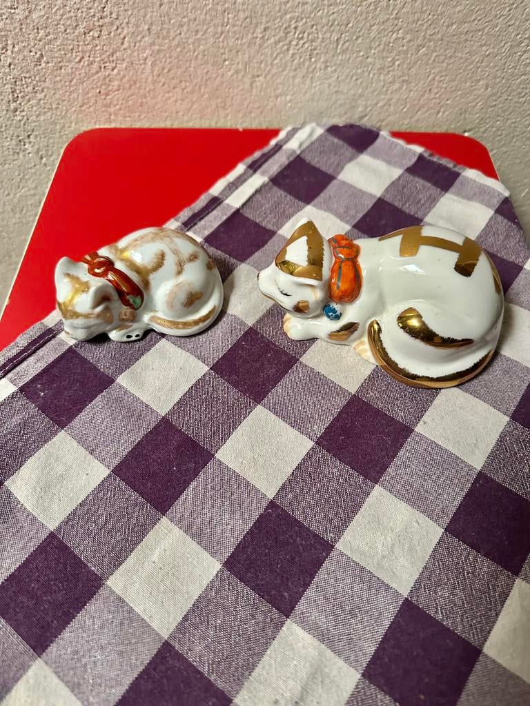 2 kutani slapende katten, Ophalen of Verzenden