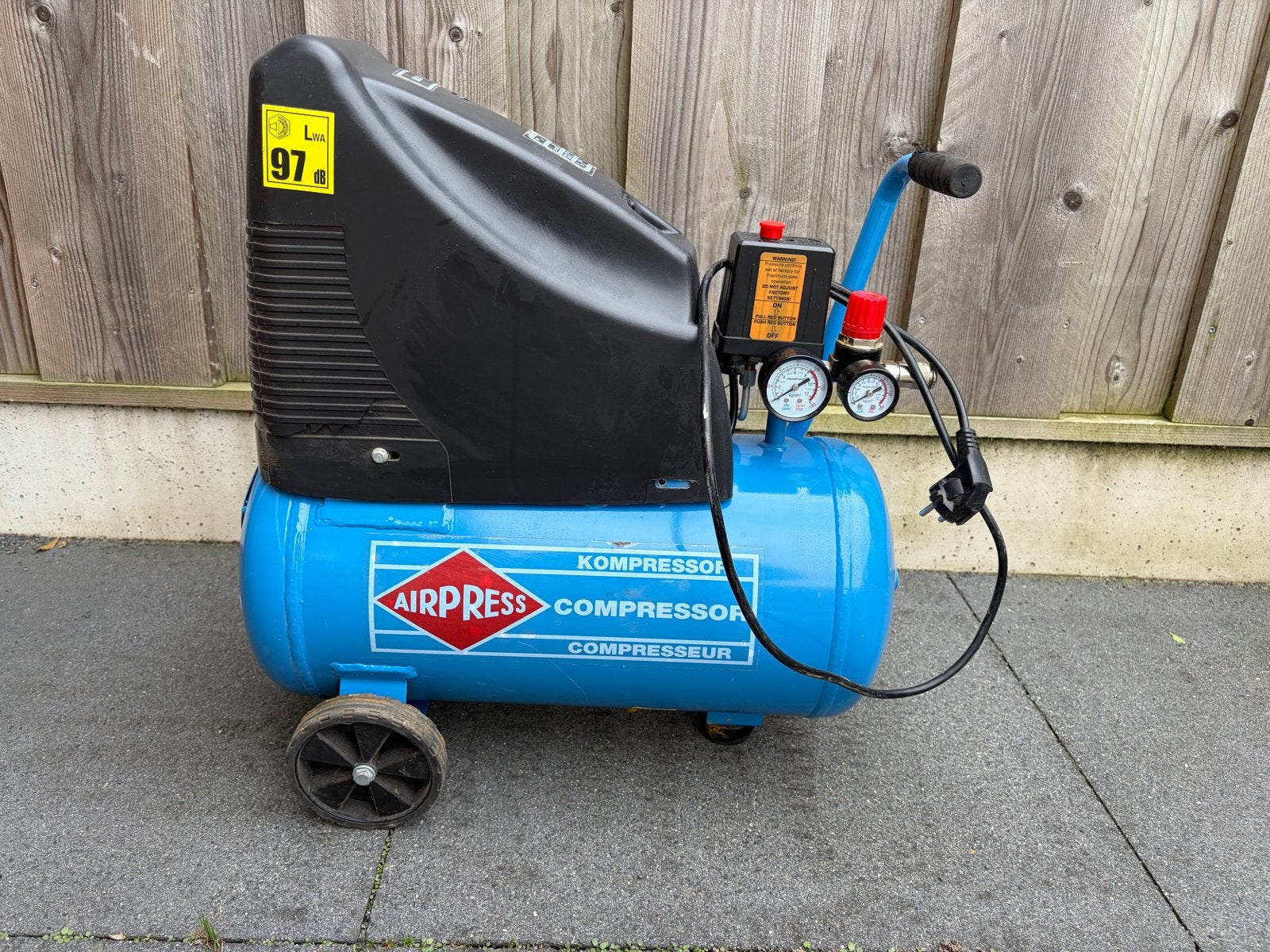 Airpress Compressor 24L, Doe-het-zelf en Verbouw, Ophalen, 6 tot 10 bar, Zo goed als nieuw, 25 tot 100 liter