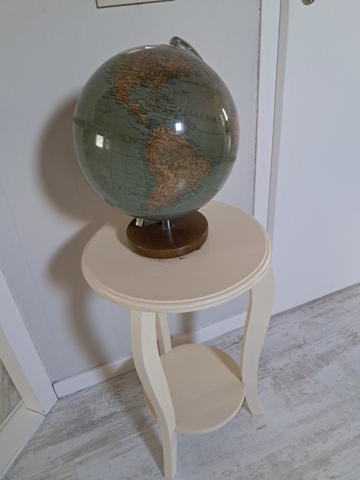 Tafeltje met oude globe, Ophalen, Gebruikt