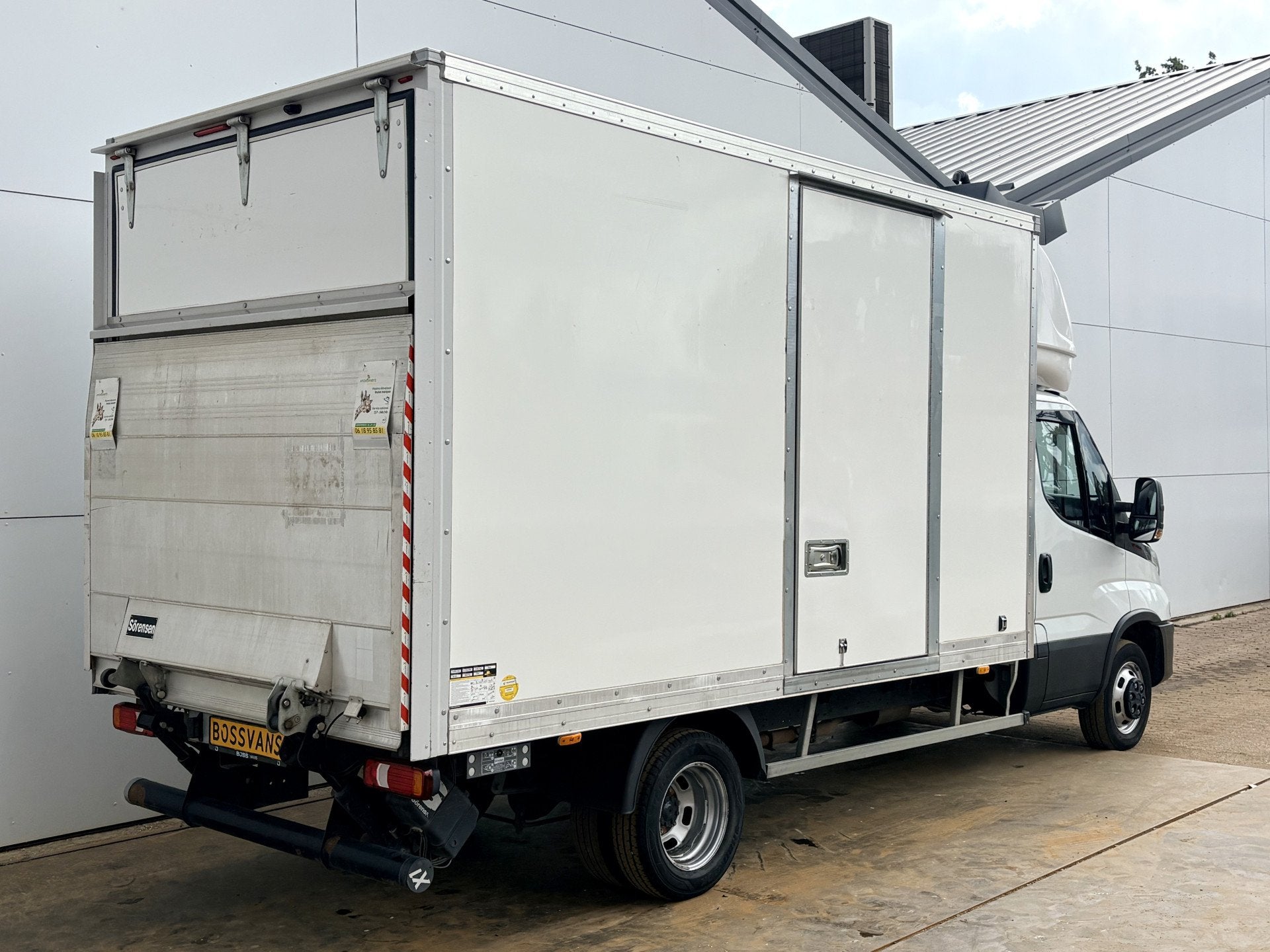 Iveco Daily 35C16 3.0 160PK Bakwagen Laadklep Zijdeur Camera, Auto's, Gebruikt, Zwart, 4 cilinders, Iveco