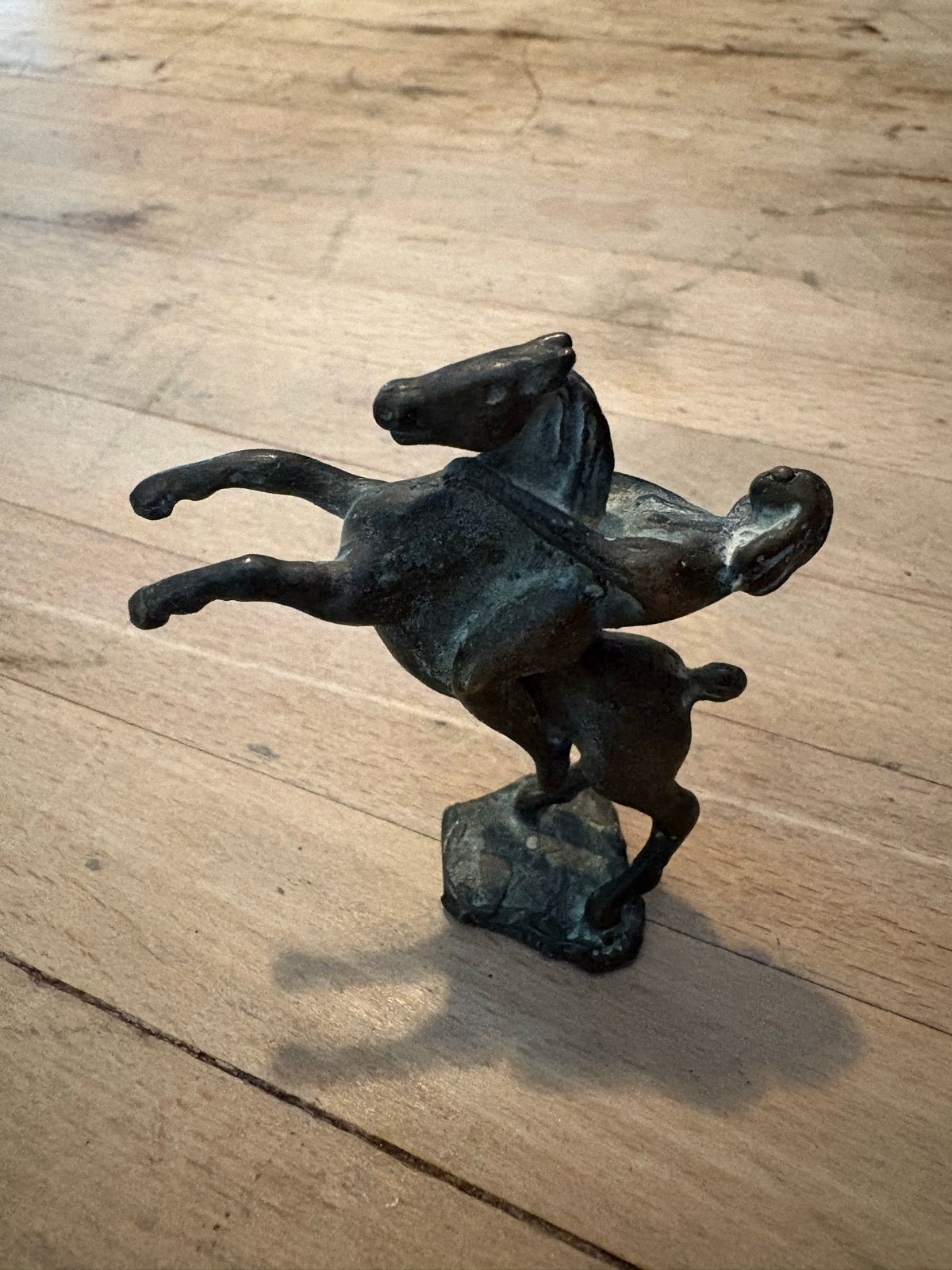 Bronzen beeldje: Stijgerend paard met ruiter - 7cm hoog, Minder dan 20 cm, Ophalen of Verzenden, Beeld, Bruin