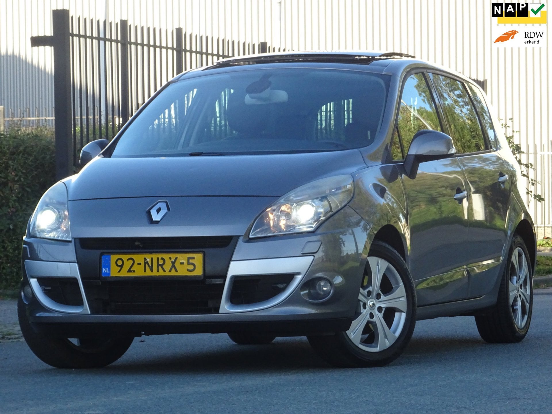 Renault Scénic 2.0 Dynamique LPG-G3 AUTOMAAT FULL OPTIONS, Auto's, Gebruikt, 4 cilinders, Xenon verlichting, 1445 kg