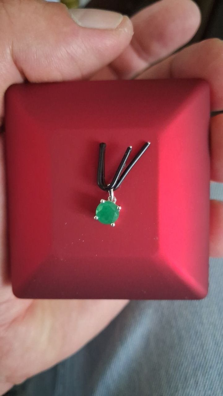 Prachtige 14K gouden hanger met 1.00 ct smaragd, Ophalen, Overige voorstellingen, Nieuw, Met edelsteen