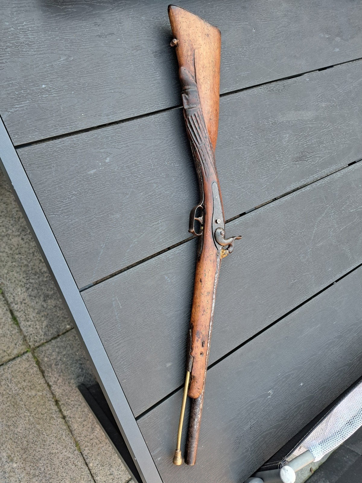 Antiek geweer met houten kolf en metalen details, Ophalen of Verzenden