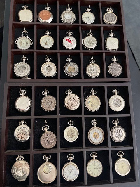 30 zakhorloges in showcase Heritage Collection, Ophalen of Verzenden, Staal, Overige merken