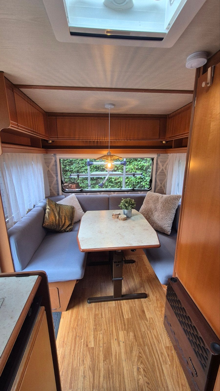Wilk de Luxe 470TD caravan met voortent en luifel, Rondzit, Omvormbare zithoek, 750 - 1000 kg, Particulier