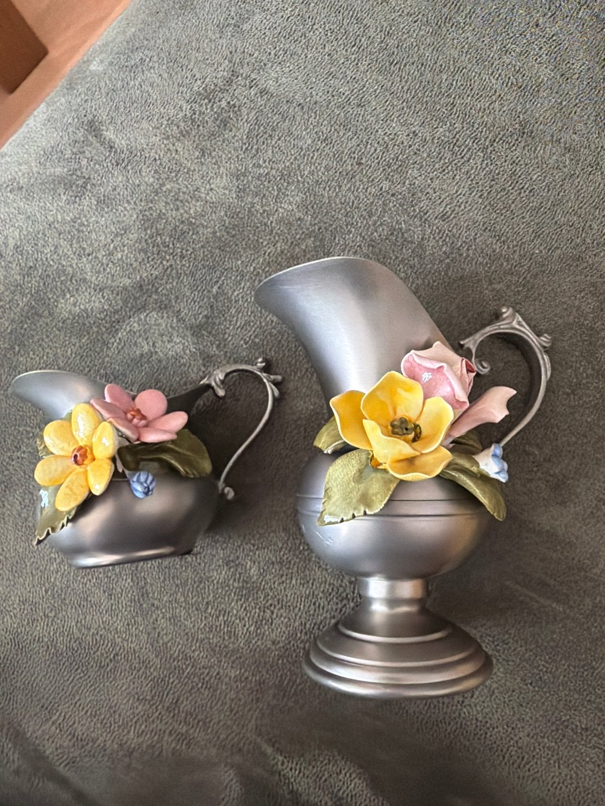 Set van 2 tinnen kannetjes met bloemdecoratie, Ophalen of Verzenden