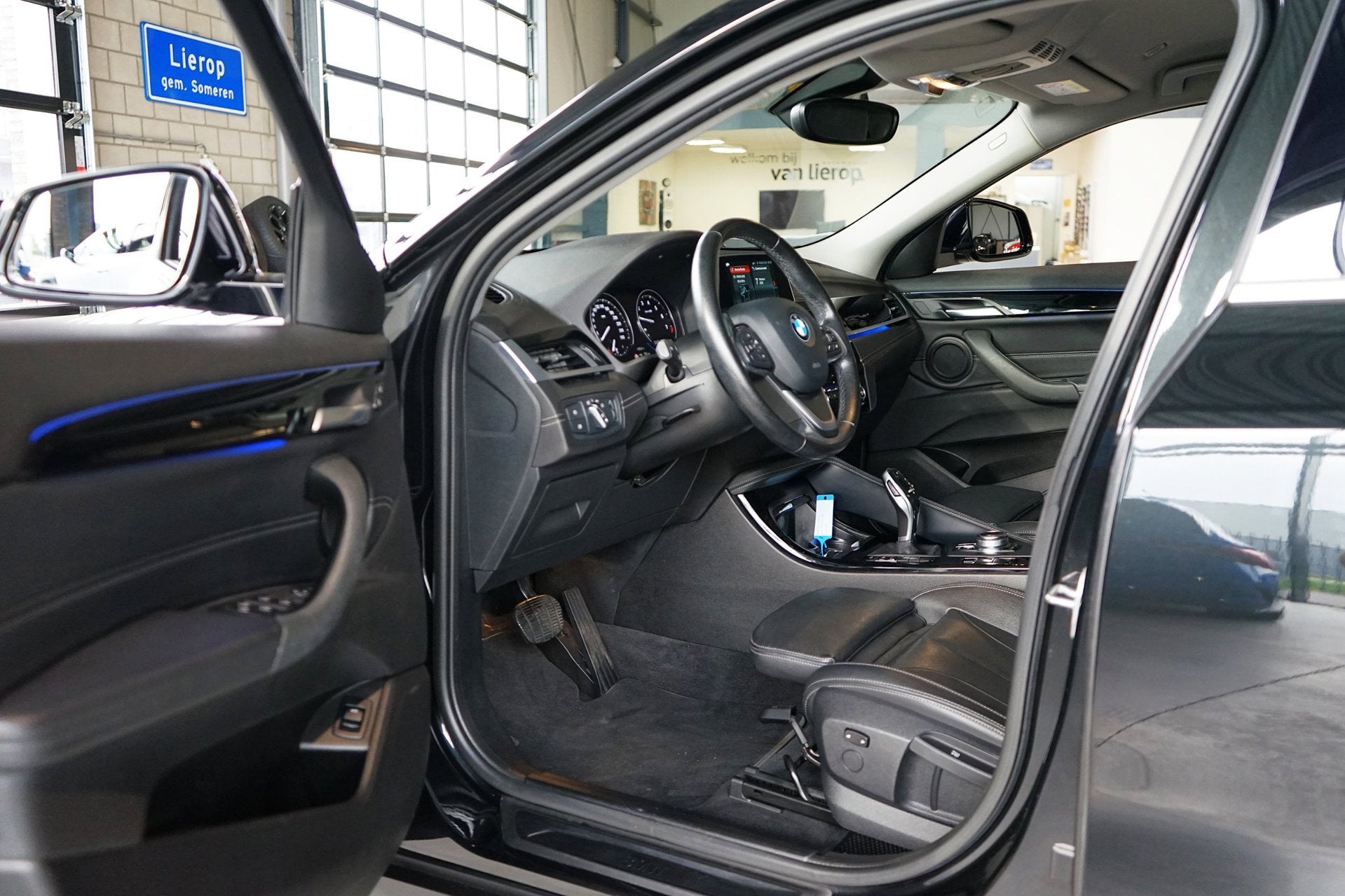 BMW X2 SDrive18i LEDER | AUTOMAAT | SFEERVERLICHTING, Gebruikt, Zwart, Leder, Bedrijf