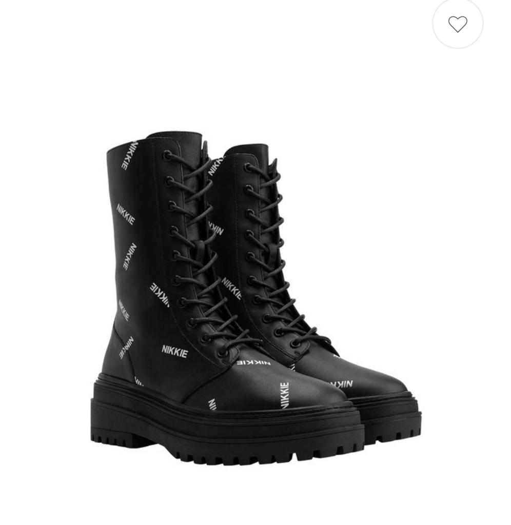 Nikkie combat boots met logo print, Ophalen, Zo goed als nieuw, Zwart, Lage of Enkellaarzen