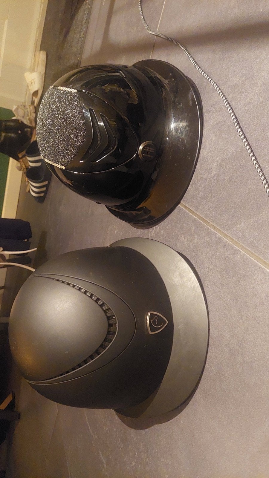 2 mooie caps tekoop, Dieren en Toebehoren, Paardrijkleding, Ophalen of Verzenden, Zo goed als nieuw, Rijhelm/cap