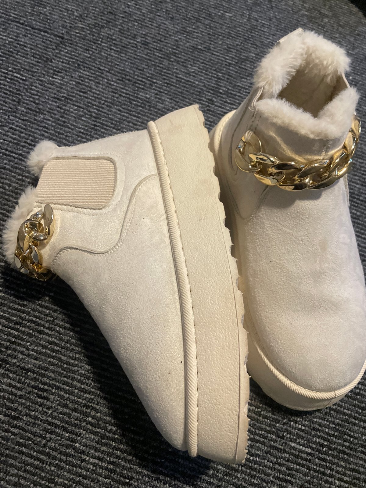 Crèmekleurige gevoerde laarzen met gouden ketting, Ophalen of Verzenden, Zo goed als nieuw, Beige, Lage of Enkellaarzen
