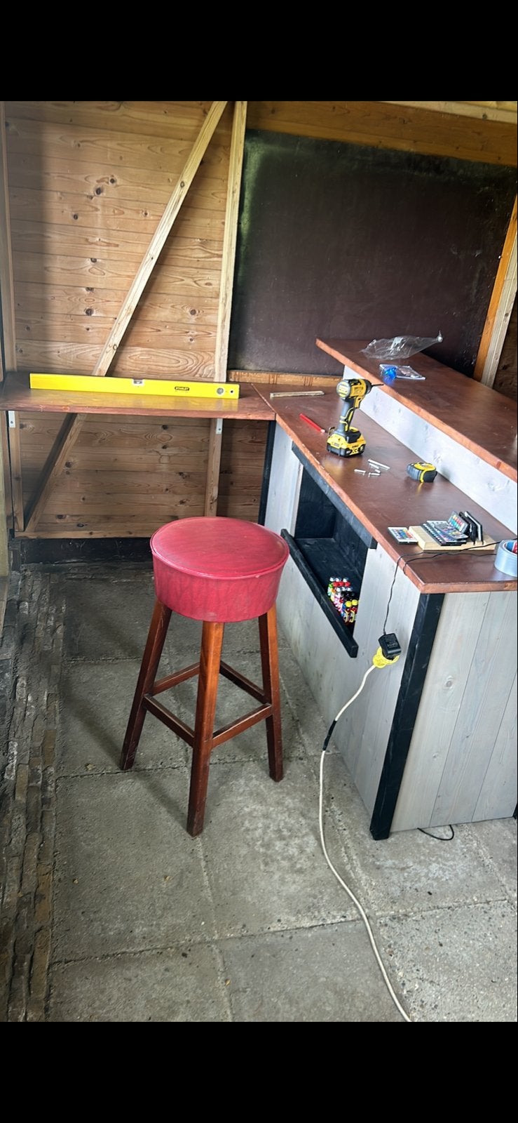Zelfgemaakte bar met LED-strips voor mancave (1790x670mm), Ophalen, Zo goed als nieuw, Inclusief barstoelen