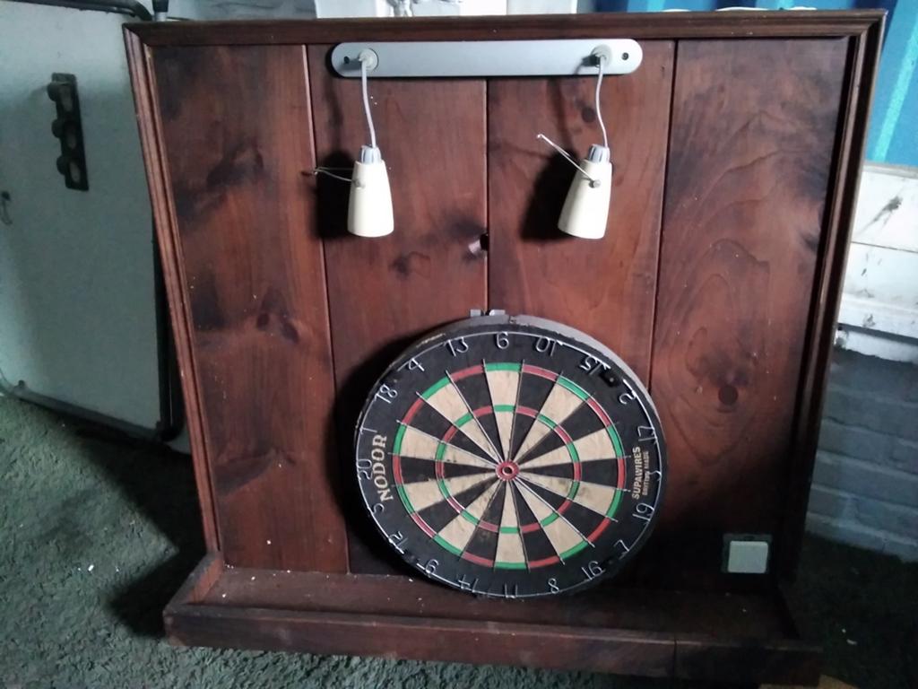 Dartbord met verlichting en houten ombouw - 95x95 cm, Ophalen of Verzenden, Gebruikt, Dartbord