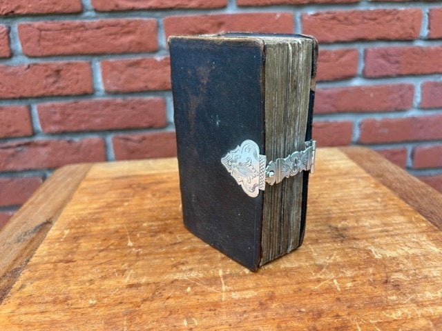 Antieke bijbel met enkel zilveren slot 1757., Antiek en Kunst, Antiek | Boeken en Bijbels, Ophalen of Verzenden