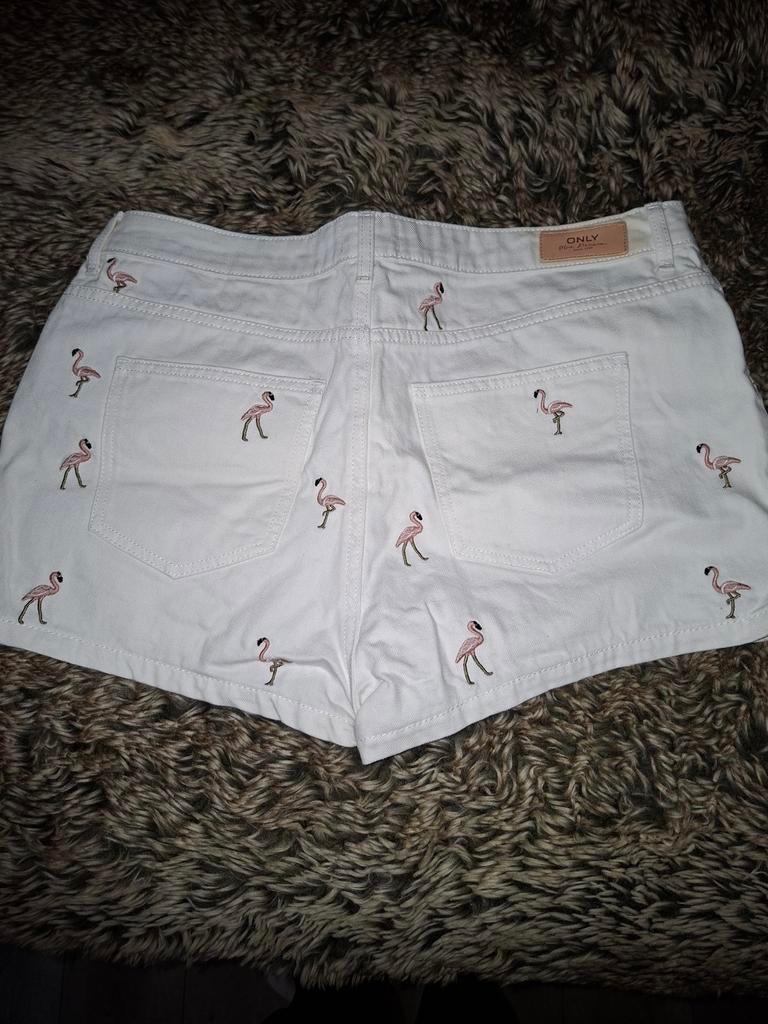 Korte katoen short Only, met opdrukje,maat 30 off white, Ophalen of Verzenden, Zo goed als nieuw, Maat 38/40 (M)