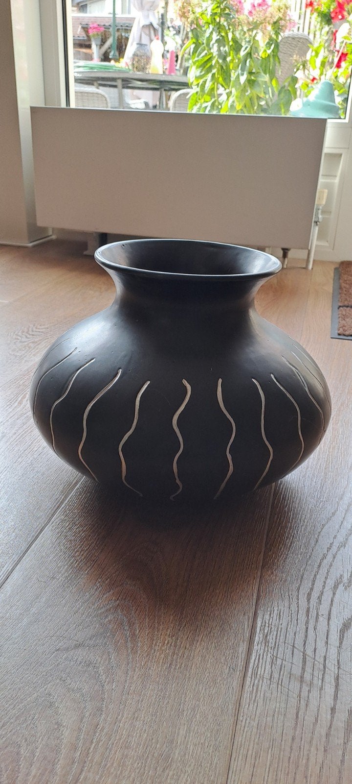 Decoratieve zwarte vaas met witte golvende lijnen, Ophalen of Verzenden