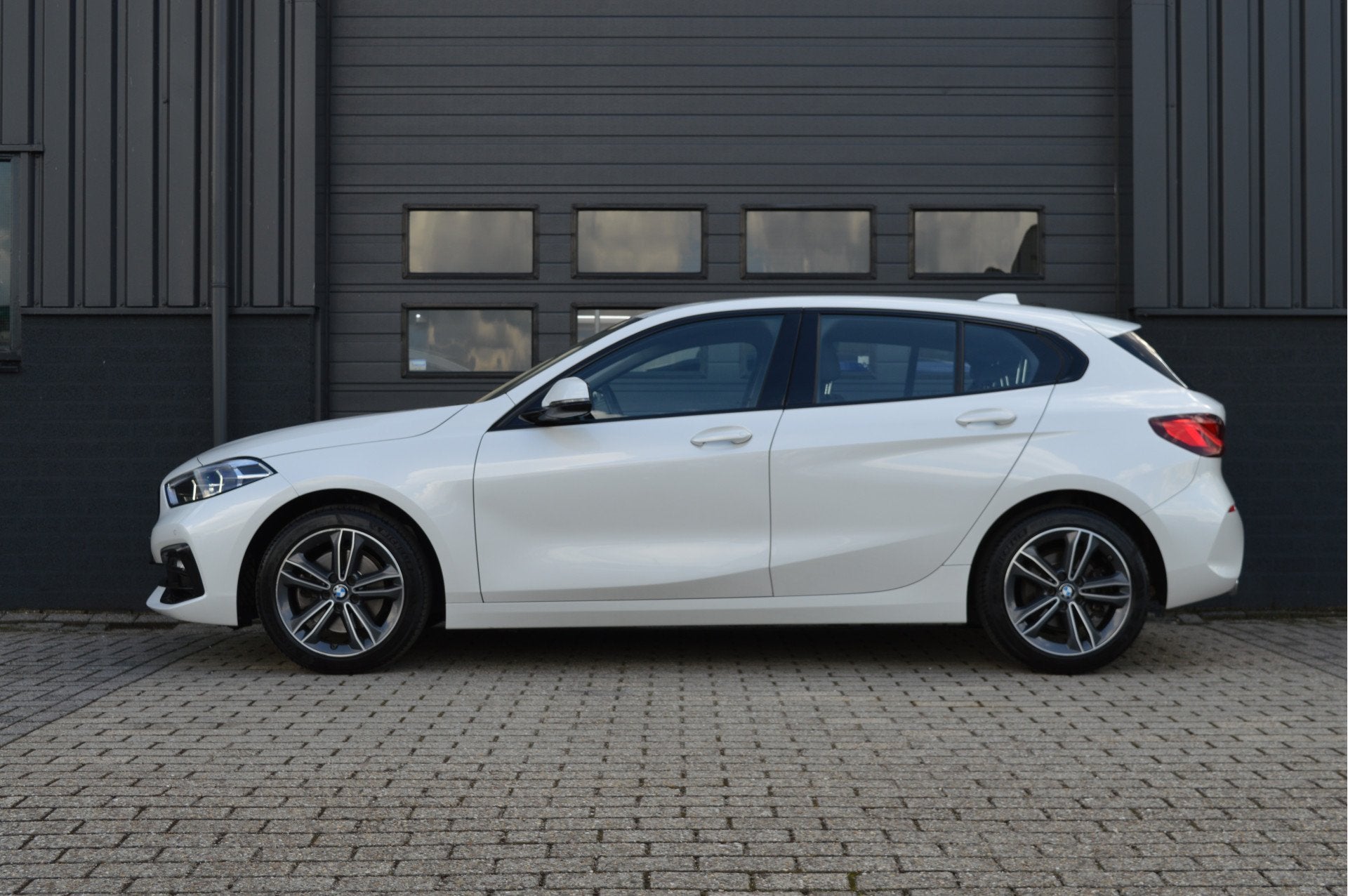 BMW 1-serie 118i Executive Edition Sport Line (bj 2020), Gebruikt, Met garantie (alle), Leder en Stof, Wit