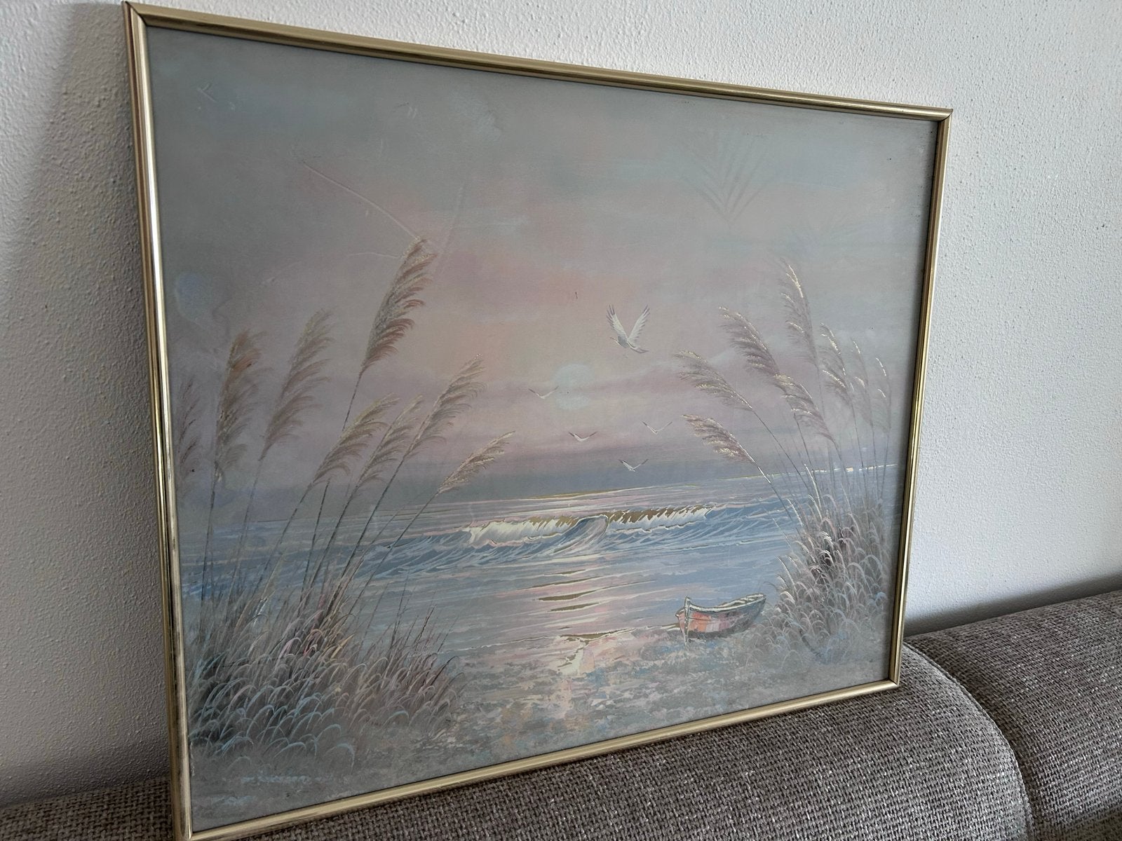 Schilderij met strand zee en bootje lijst goud ingelijst, Landschap, Ophalen of Verzenden, Ingelijst, Olieverf