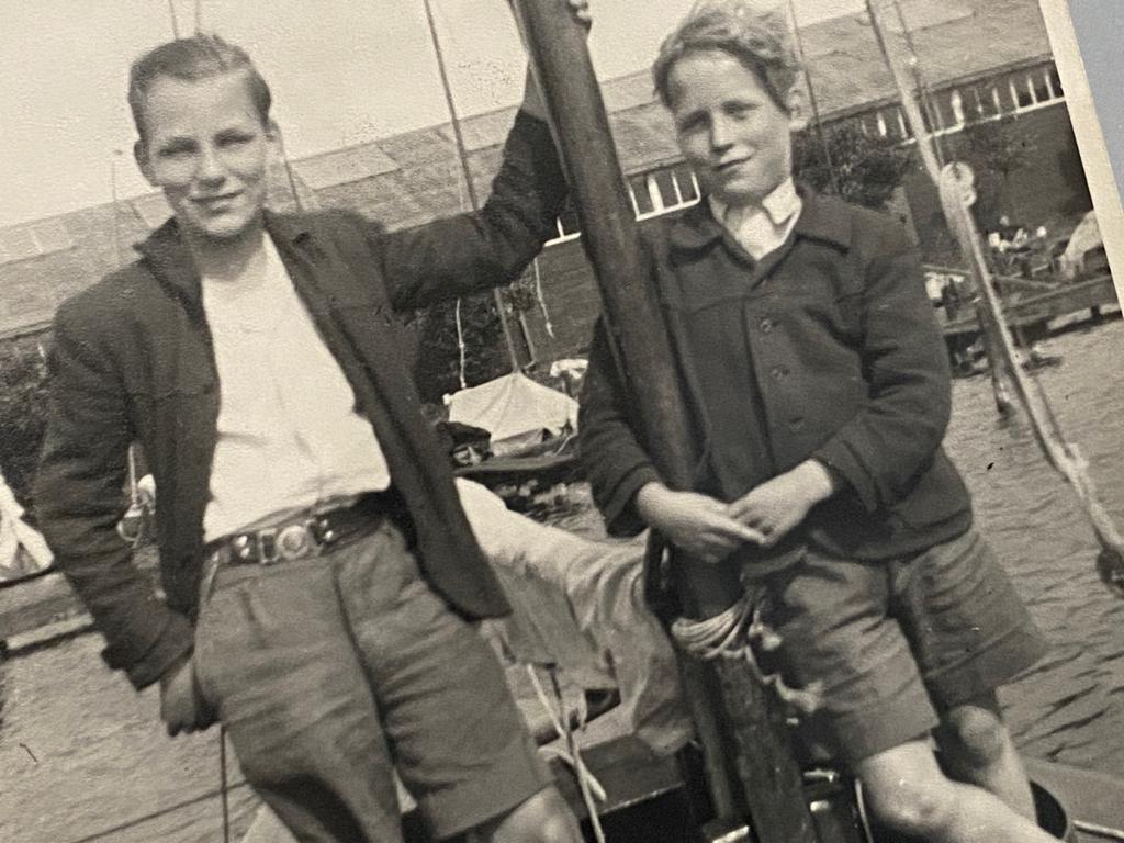 Foto twee zeeverkenners op zeilboot jaren 40/50, Gebruikt, Foto, Ophalen of Verzenden, 1940 tot 1960