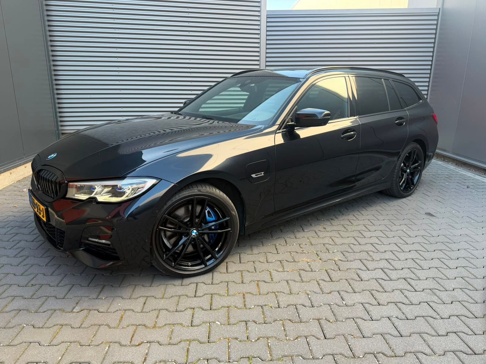 BMW 3-serie Touring 330e xDrive High Executive LASER PANO 36, Auto's, Gebruikt, 4 cilinders, 1865 kg, Zwart