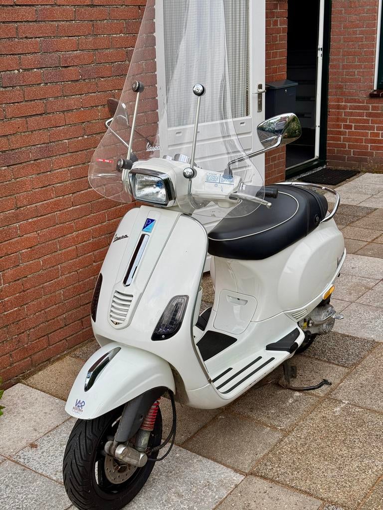 Vespa S wit 2012 snorfiets - Goed onderhouden, Fietsen en Brommers, Scooters | Vespa, Ophalen, Gebruikt, Vespa S, Benzine