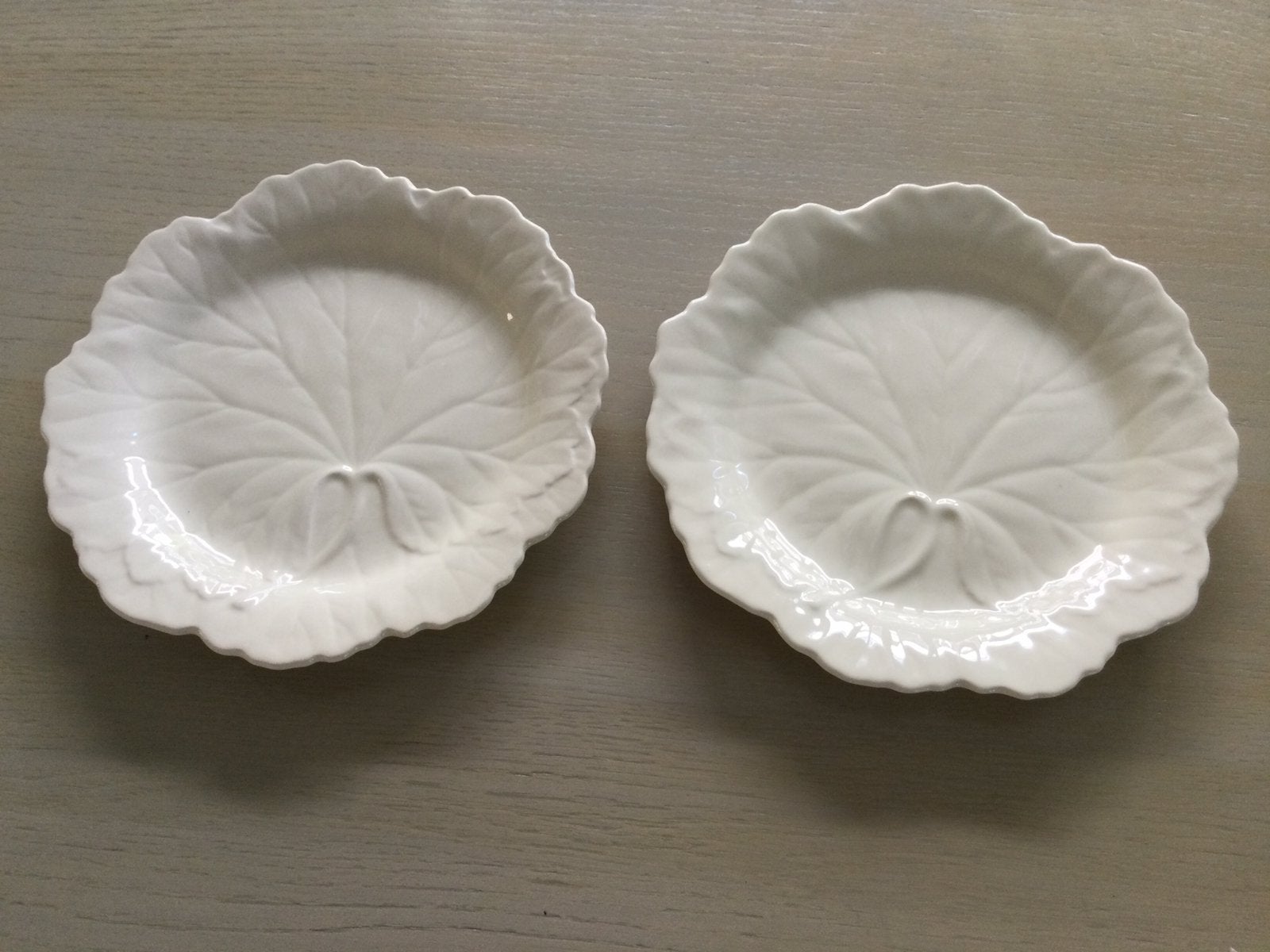 Wedgwood 2x leaf bord crème in een mooie staat zgan, Antiek en Kunst, Antiek | Servies los, Ophalen of Verzenden