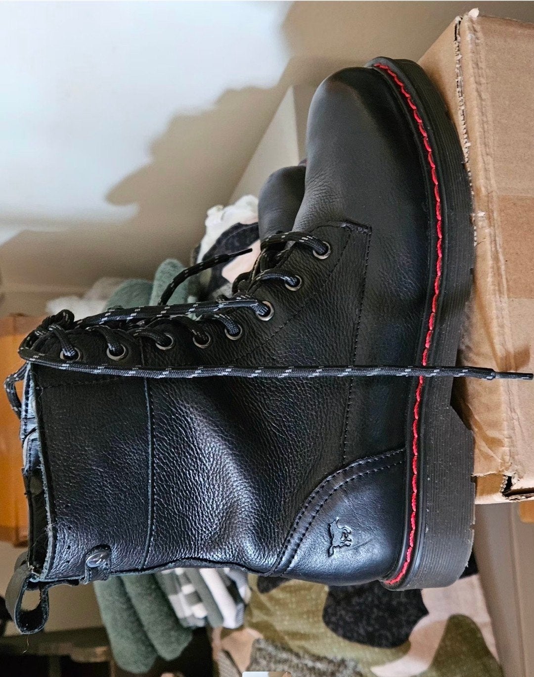 Zwarte leren veterlaarzen met rode stiksels Mustang maat 40, Ophalen of Verzenden