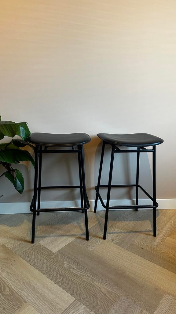 Calligaris leren barkrukken (2x), Huis en Inrichting, 2 krukken, Ophalen, Zo goed als nieuw, 60 tot 90 cm
