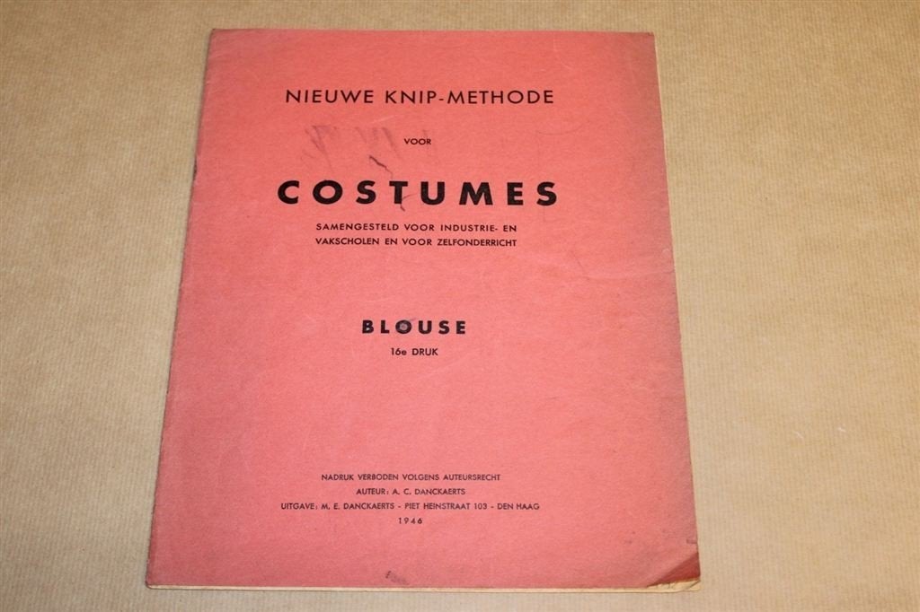 Nieuwe Knipmethode voor Costumes - Blouse - 1946 !!, Boeken, Ophalen of Verzenden, Zo goed als nieuw, Mode algemeen