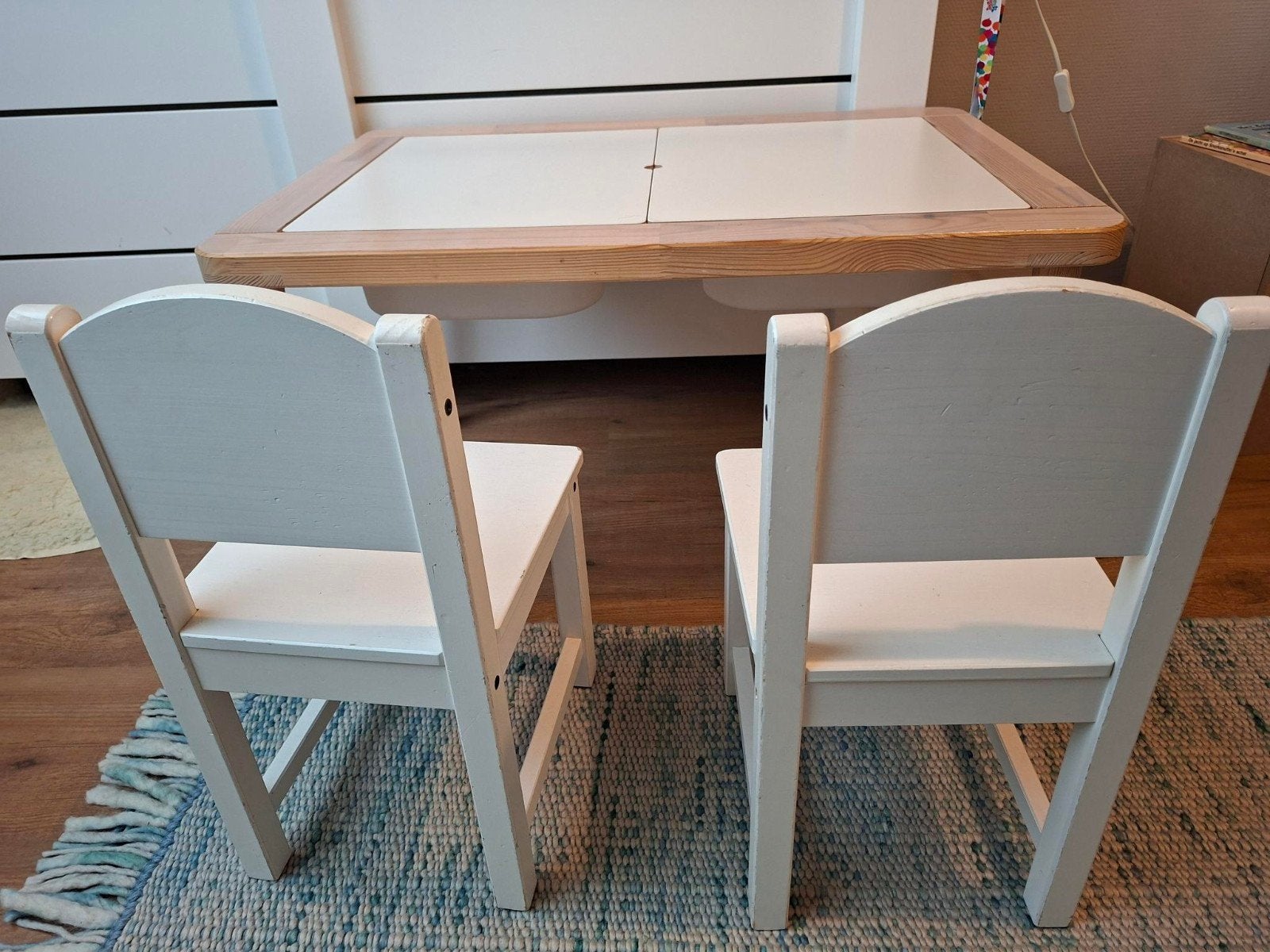 Speeltafel Flisat met 2 stoeltjes Sundvik en 4 opbergbakken, Kinderen en Baby's, Kinderkamer | Tafels en Stoelen, Ophalen, Gebruikt