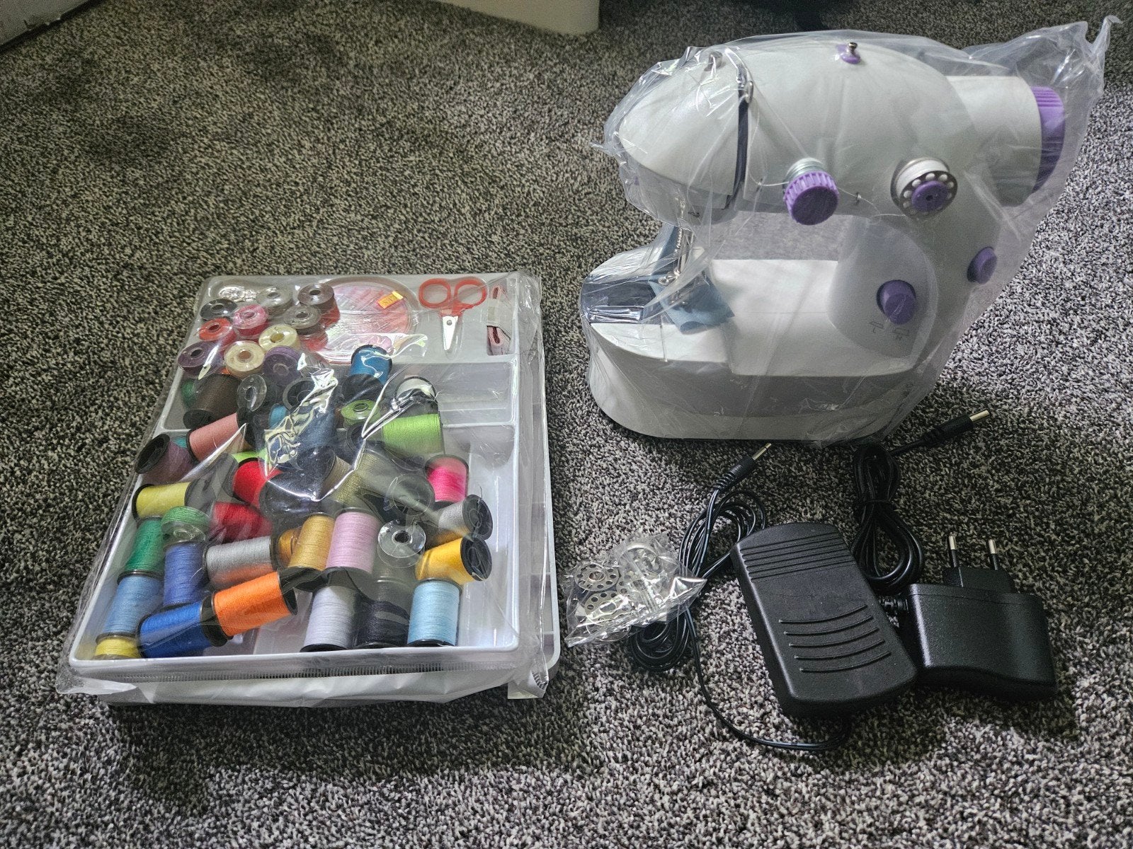 Nieuw! Mini naaimachine incl. accessoires, Overige merken, Nieuw, Ophalen of Verzenden, Naaimachine