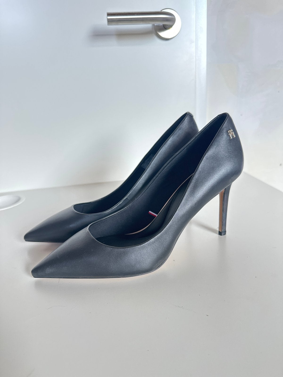 Tommy Hilfiger Zwarte Pumps - Maat 41, Kleding | Dames, Ophalen of Verzenden, Zo goed als nieuw, Zwart, Pumps
